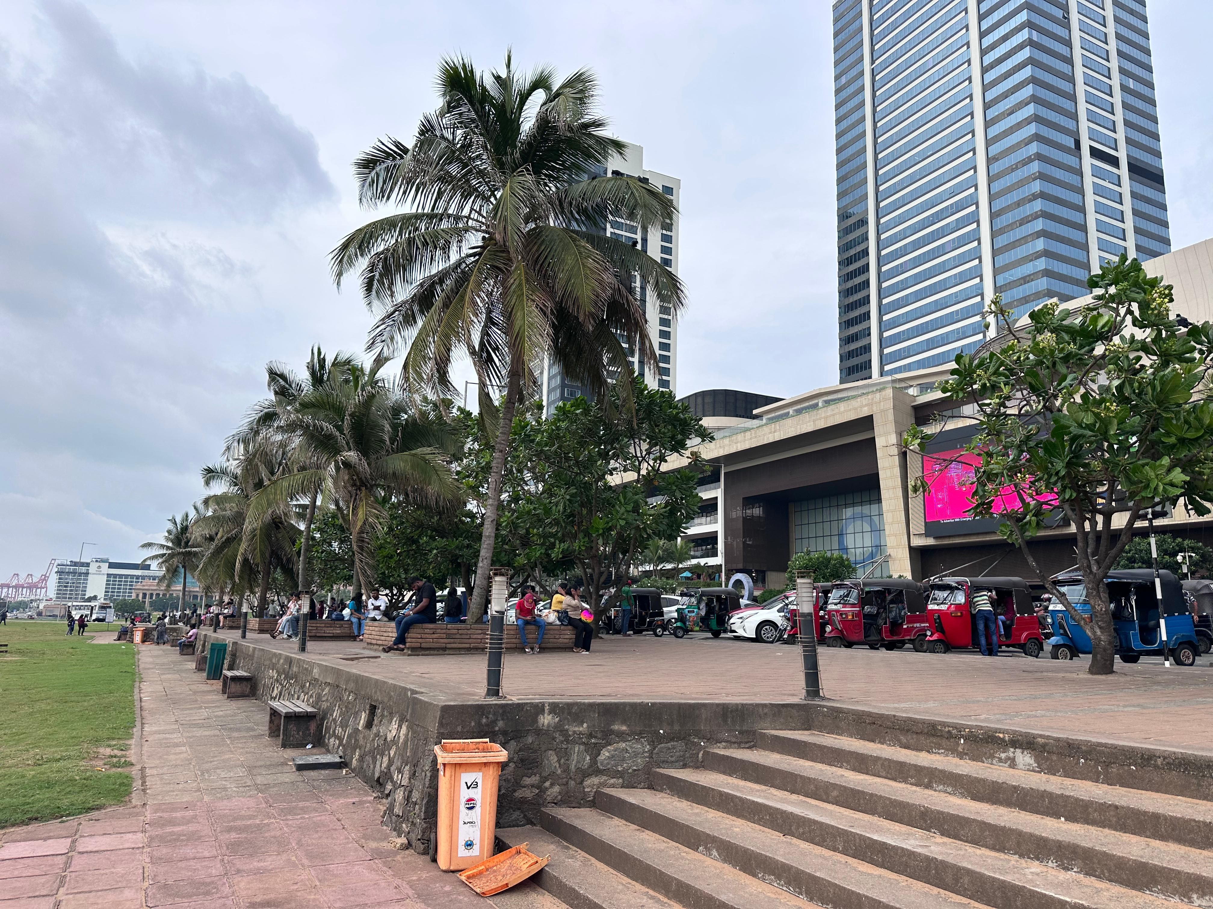 Набережная Galle Face Green вид на ТЦ 